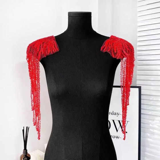 Heavy craftsmanship fringe floral appliqué, fully embellished with beadwork, epaulet-adorned gown – lavish decorative accessories in Euro-American style.